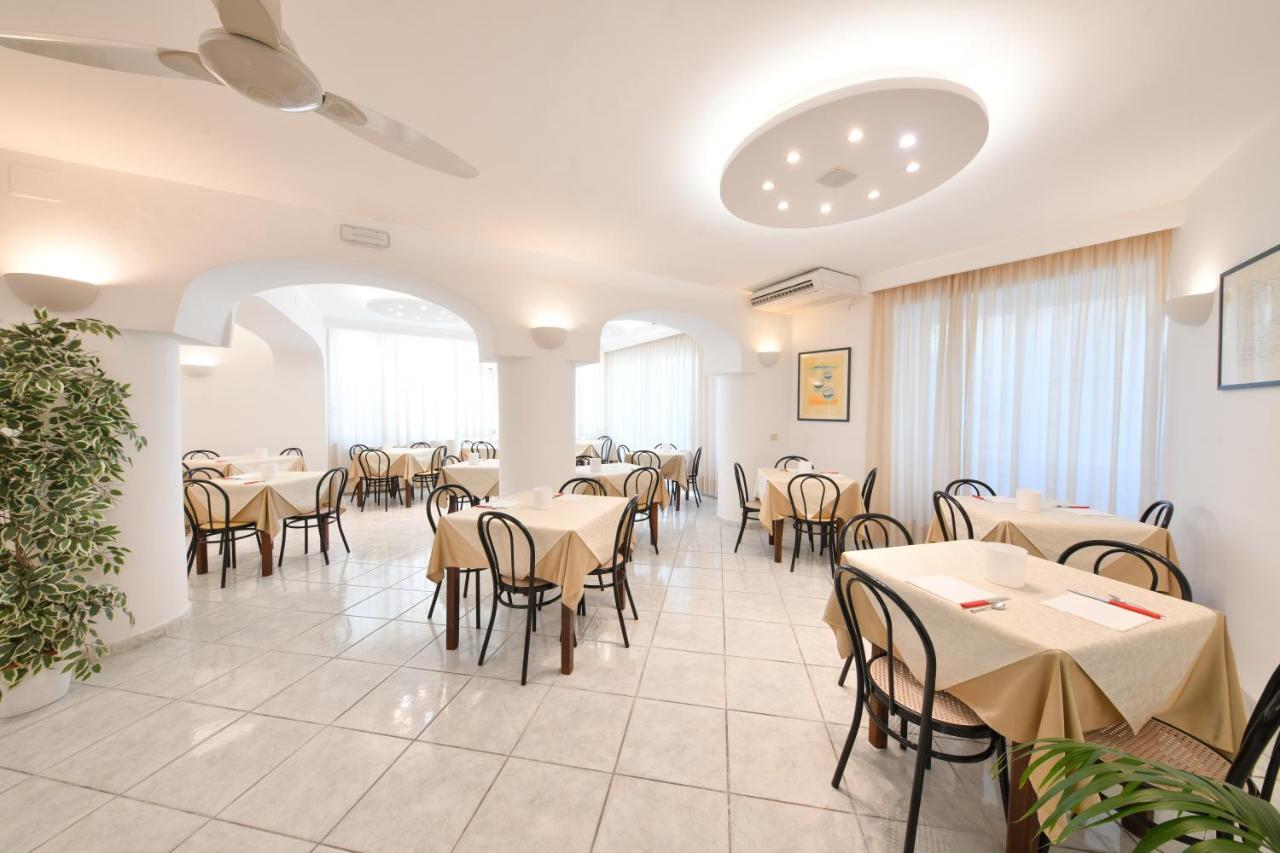 Hotel Noris อีสเกีย ภายนอก รูปภาพ